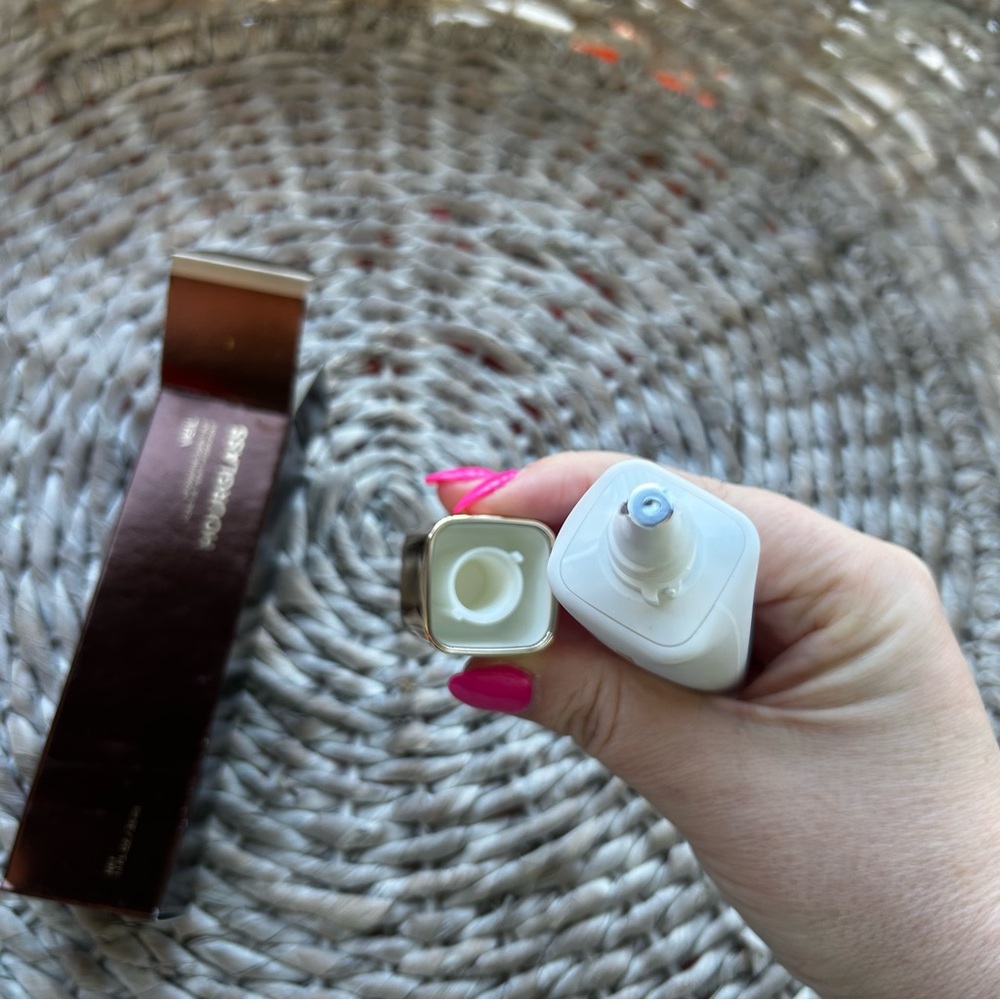 New Hourglass Veil Hydrating Skin Tint Foundation 3 - Picture 3 of 3